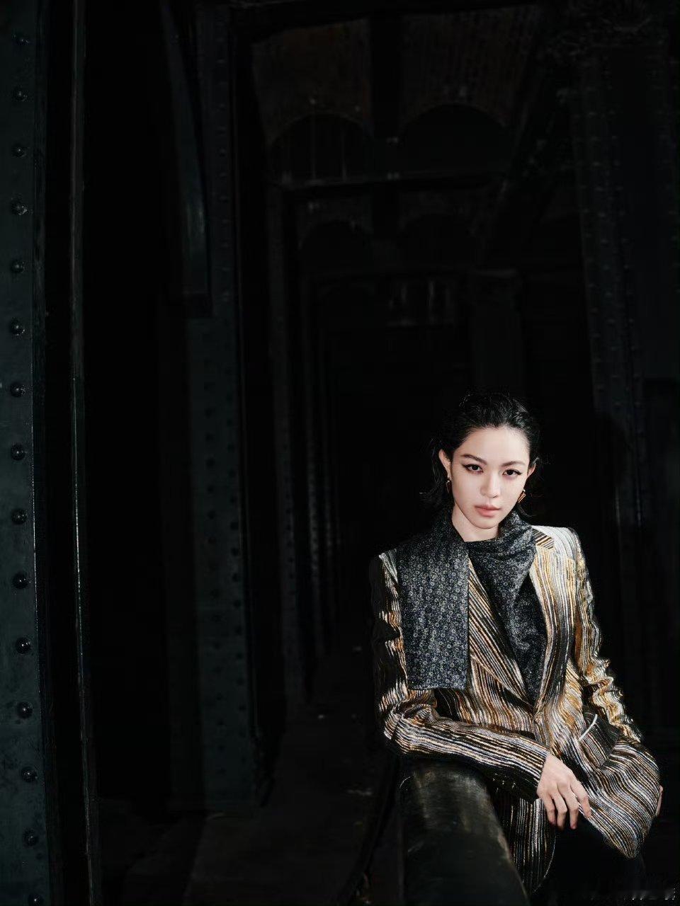 钟楚曦暗夜女伯爵被钟楚曦今年巴黎时装周的出发造型狠狠吸引，金丝西装质感绝佳，湿短