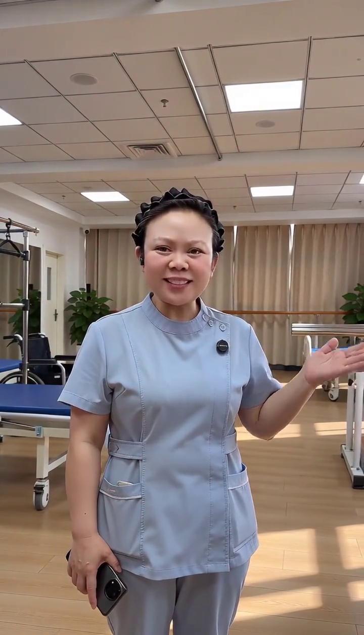 很多朋友问我养老院工作怎么样？今天带大家看看我的日常。这里的护工都特别有耐心，把
