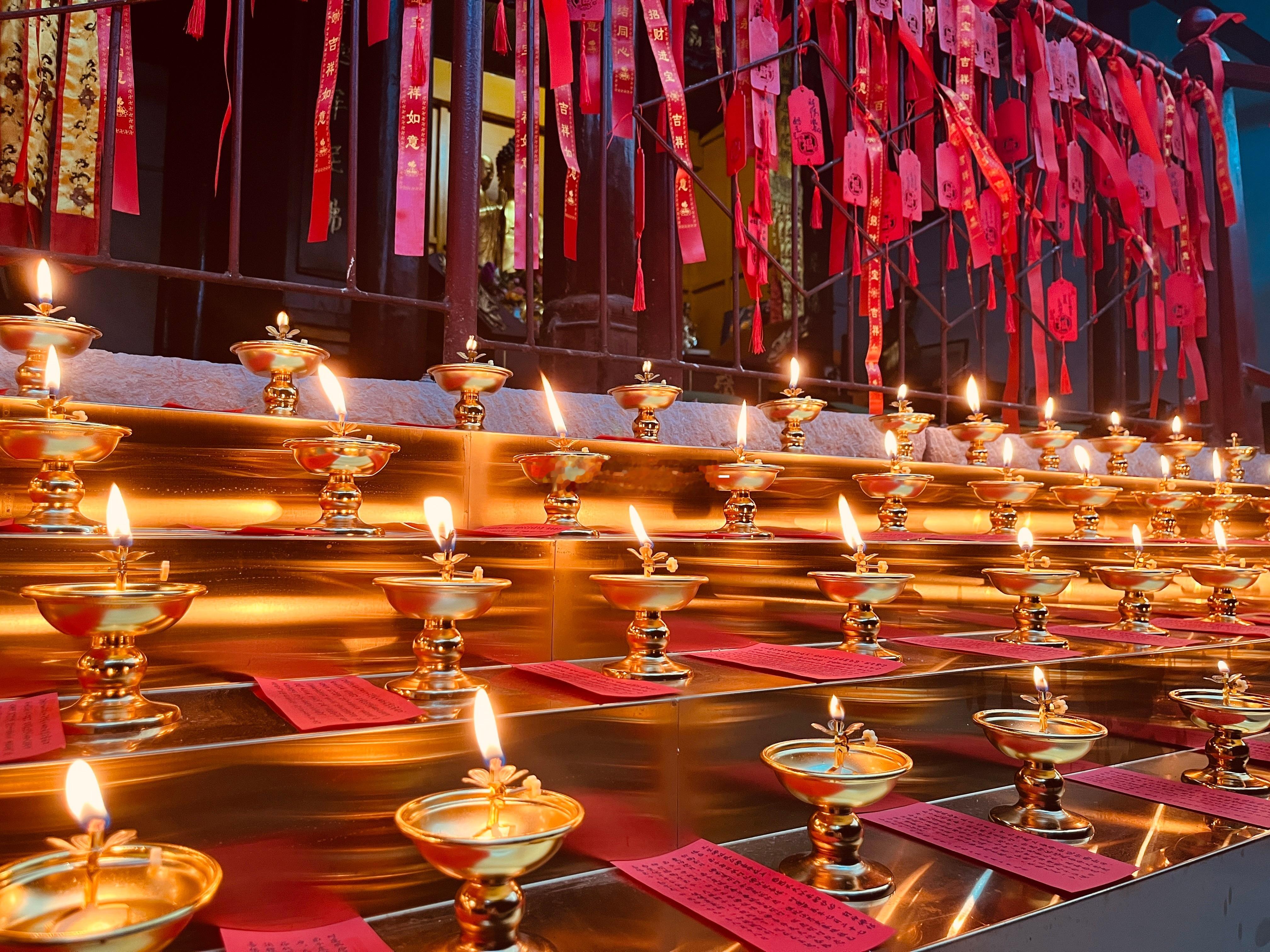 奶奶帮大家供灯祈福 灯火长明，诸事皆顺。愿微光拂去阴霾，吉灯照透前路。祈求家宅和