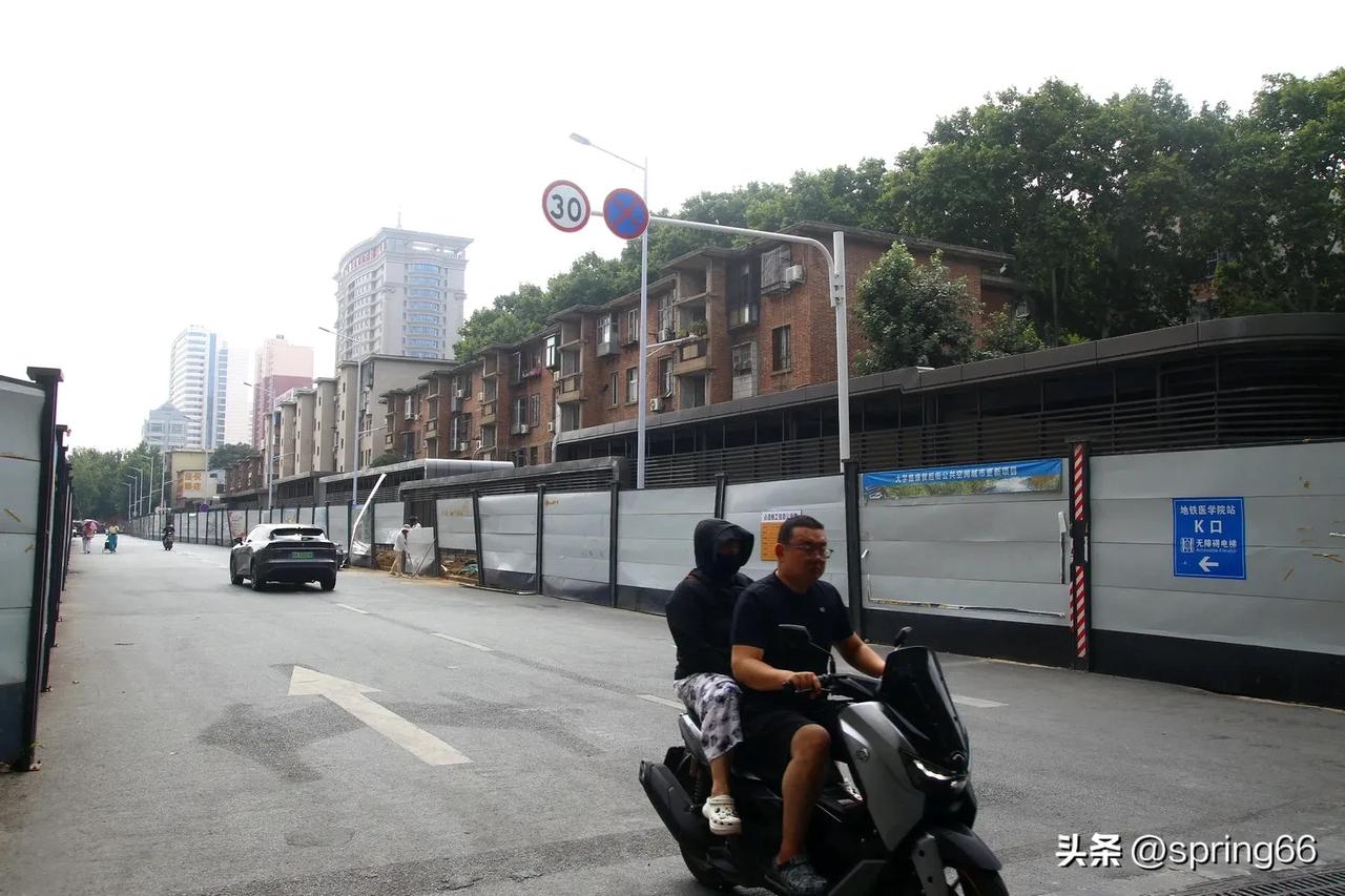 路过郑州市大学路与康复后街交叉口这里的时候，发现康复后街道路两旁的围挡还没有拆除