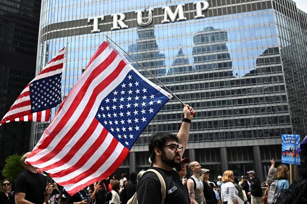 数千塞尔维亚学生抗议特朗普集团于前军队总部遗址建大楼
特朗普集团要在贝尔格莱德这