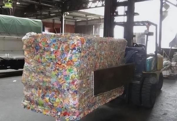 9000多灾民在35度的高温下苦熬，等来的不是救命水，而是一车车发霉的废纸！日本