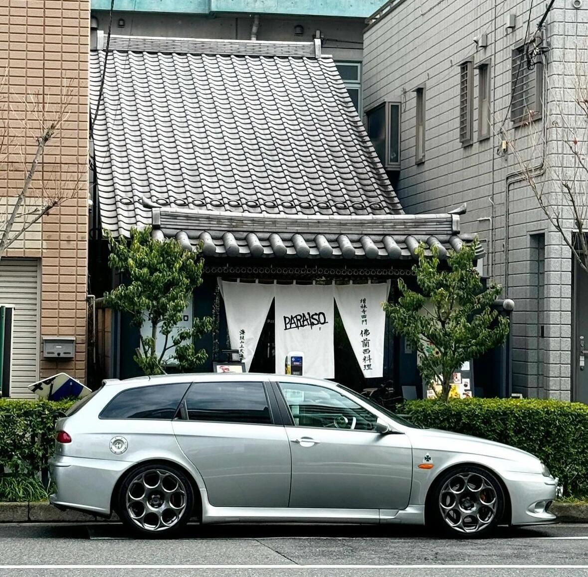 日本小哥的阿尔法·罗密欧 156 GTA 旅行，感觉近几年在街上罗密欧比较少见了
