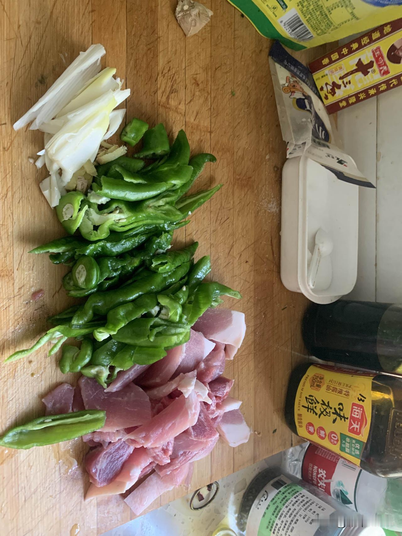 下班，又到吃午饭的时间了，中午一个人在家做饭吃吧，媳妇出门旅游了，儿子上学不在家