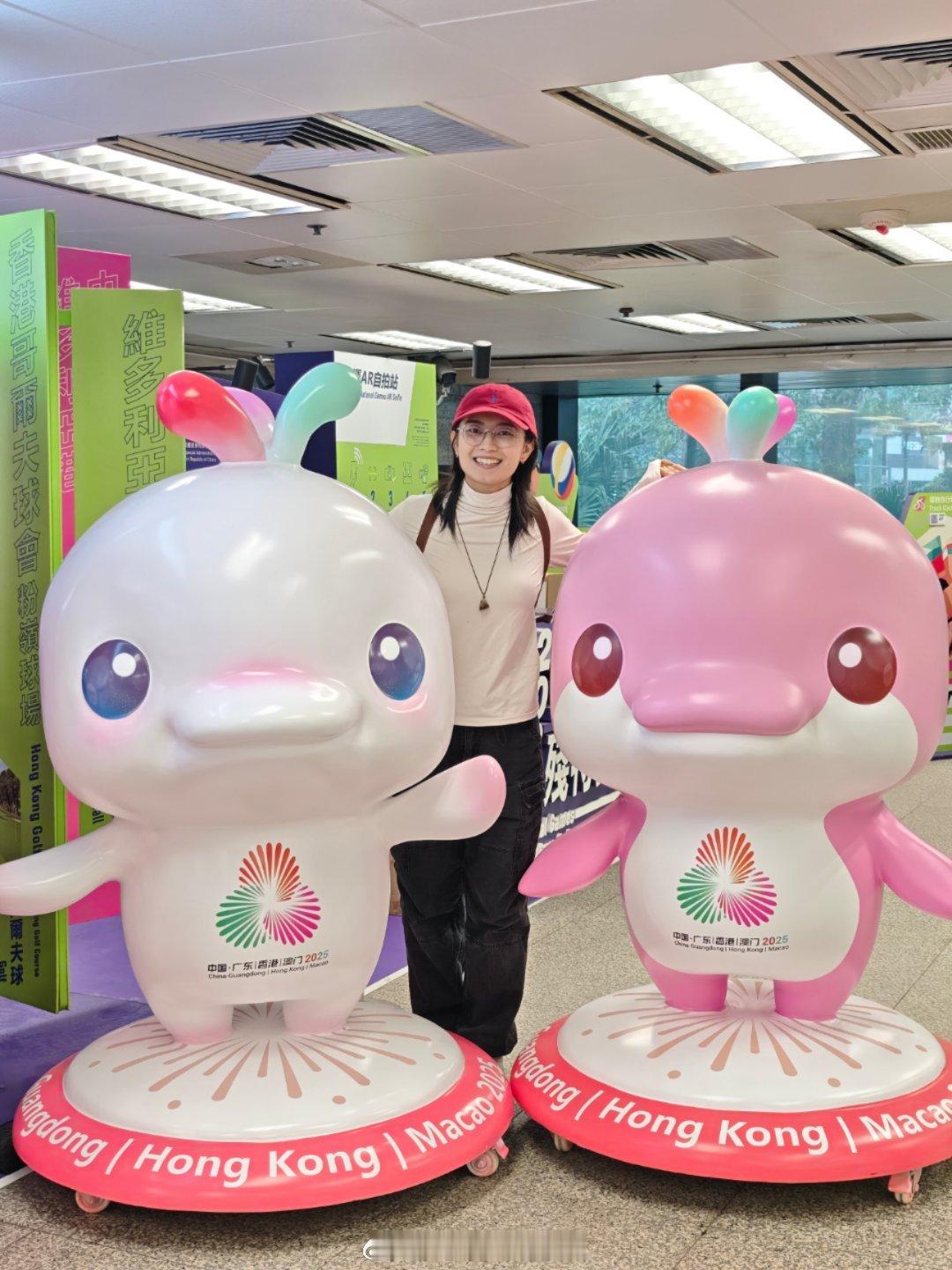 最近太多离奇的事凑在一起~在香港偶遇当红辣子鸡！大湾鸡！希望大湾鸡可以带俾我好运