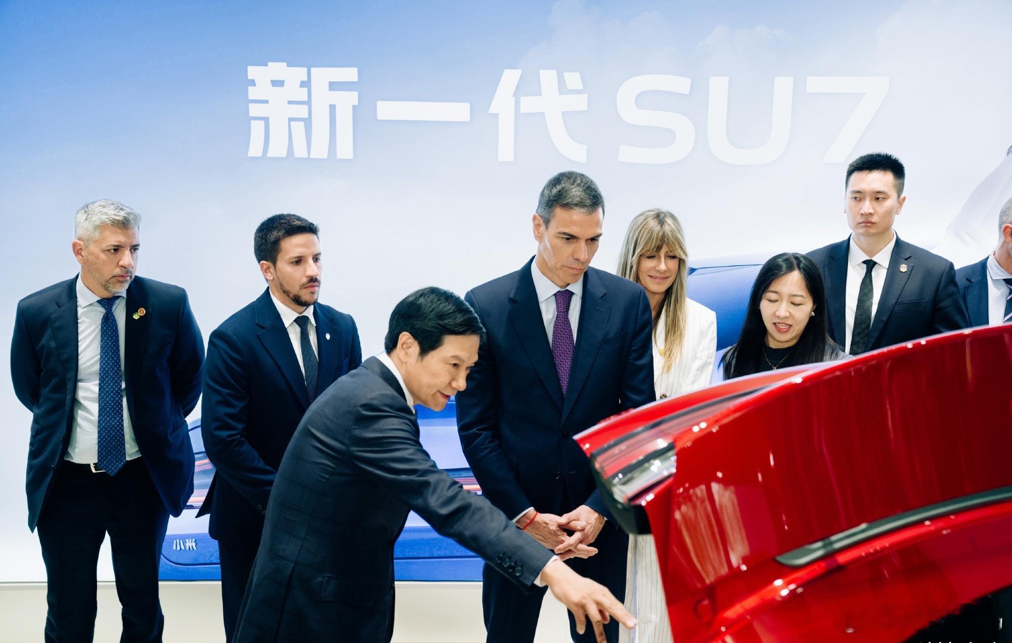 今天刷到一组图 老外踮脚看中国智造，一张车展抓拍，几个老外围着小米的工程车，弯着