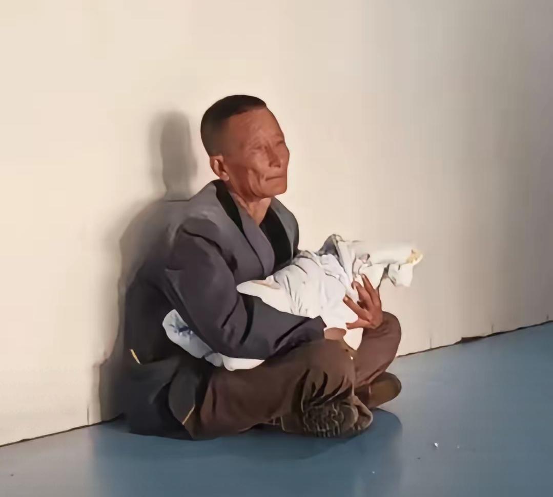 医院冰凉的地砖上，老人抱着一岁病娃枯坐等号的画面，直接戳碎无数人的心！一句轻描淡