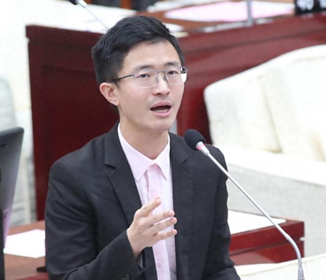 侯汉廷嘴真毒，
真怕他上下嘴唇一碰把自己毒倒！


侯汉廷这个比喻虽然很尖锐
但