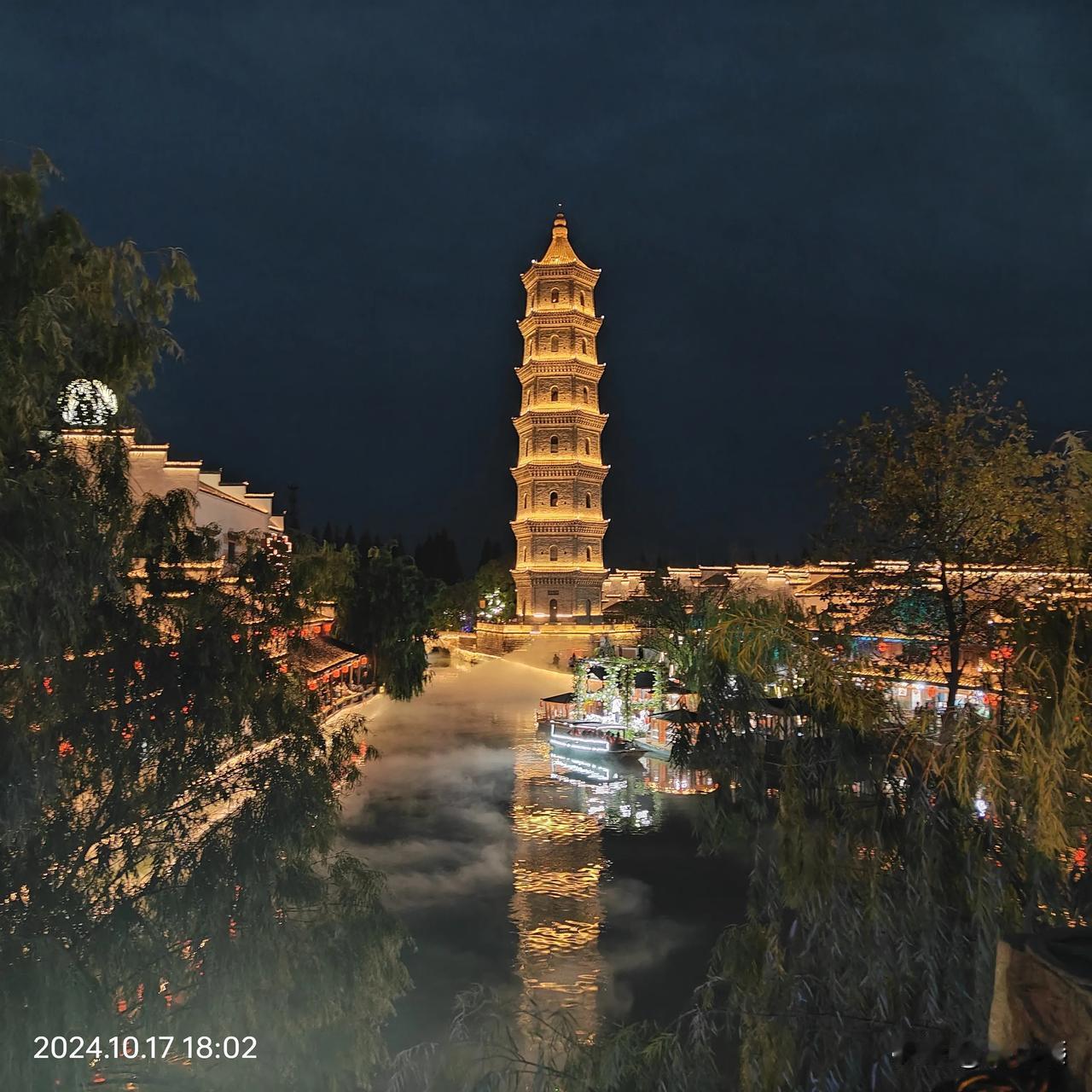 夜色下的犁桥，宛如一幅美丽的画卷。
这座塔在夜色中，还充满神圣感。

塔离的有点