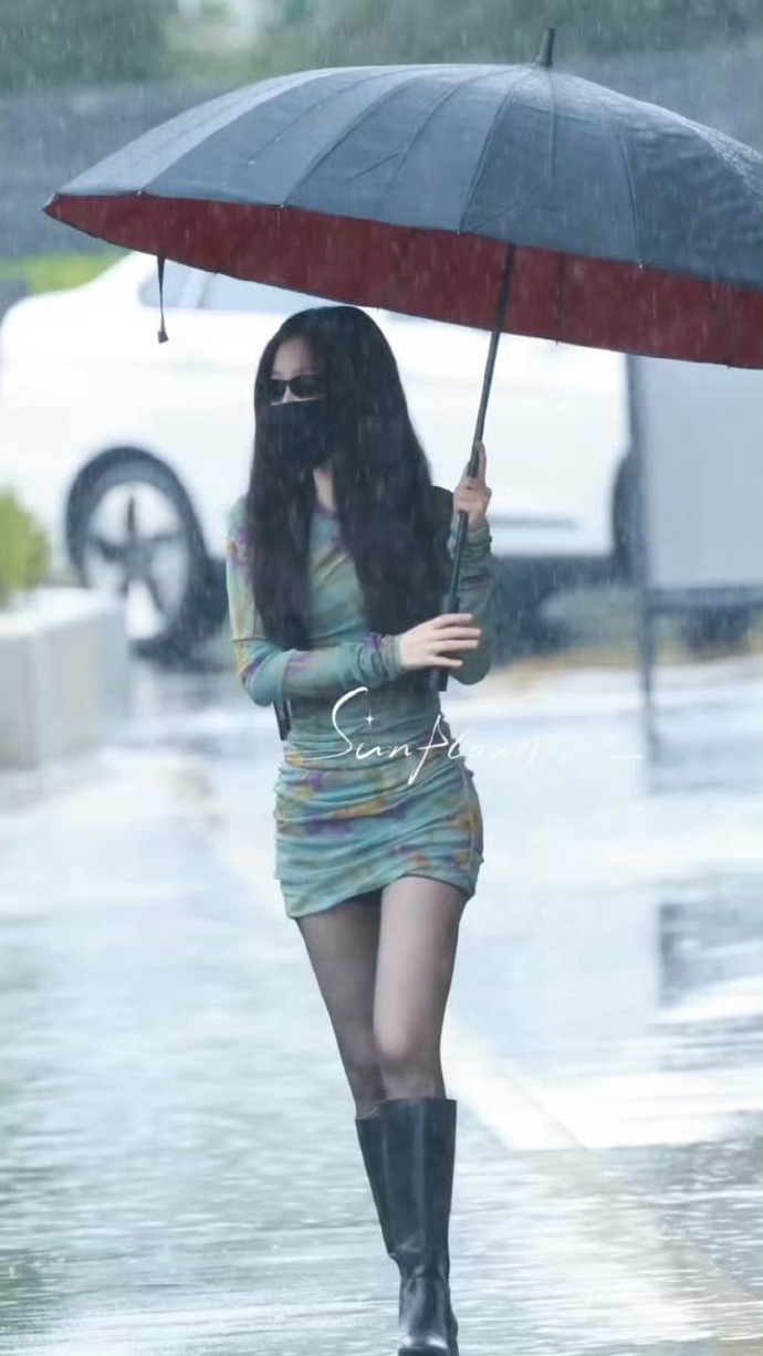 虞书欣雨天甜辣黑丝穿搭介绍，青绿色底晕染紫黄调的扎染网纱长袖包臀裙，裙身布满纵向
