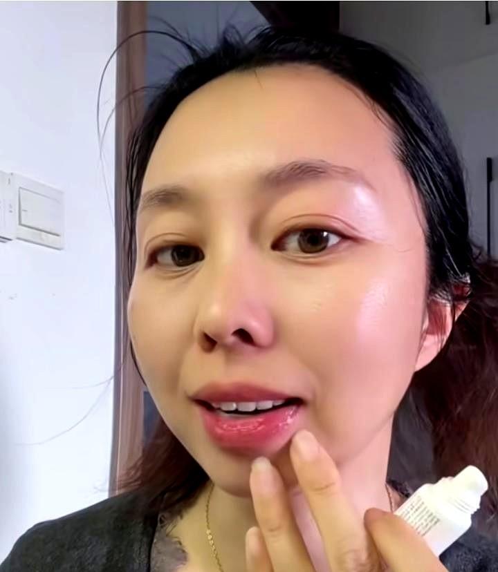 田静今天素颜拍视频。
田静说，自己的五官中眼睛最漂亮，又大还是双眼皮。
可惜了，