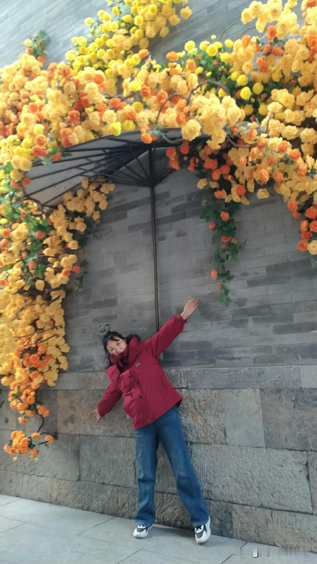 好几年没发自拍照了，上周和闺女一起户外，看到这个背景不错，让妞给拍了一张。   