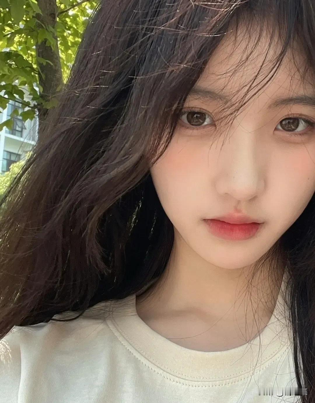 阳光下的少女，清新自然，美得动人！