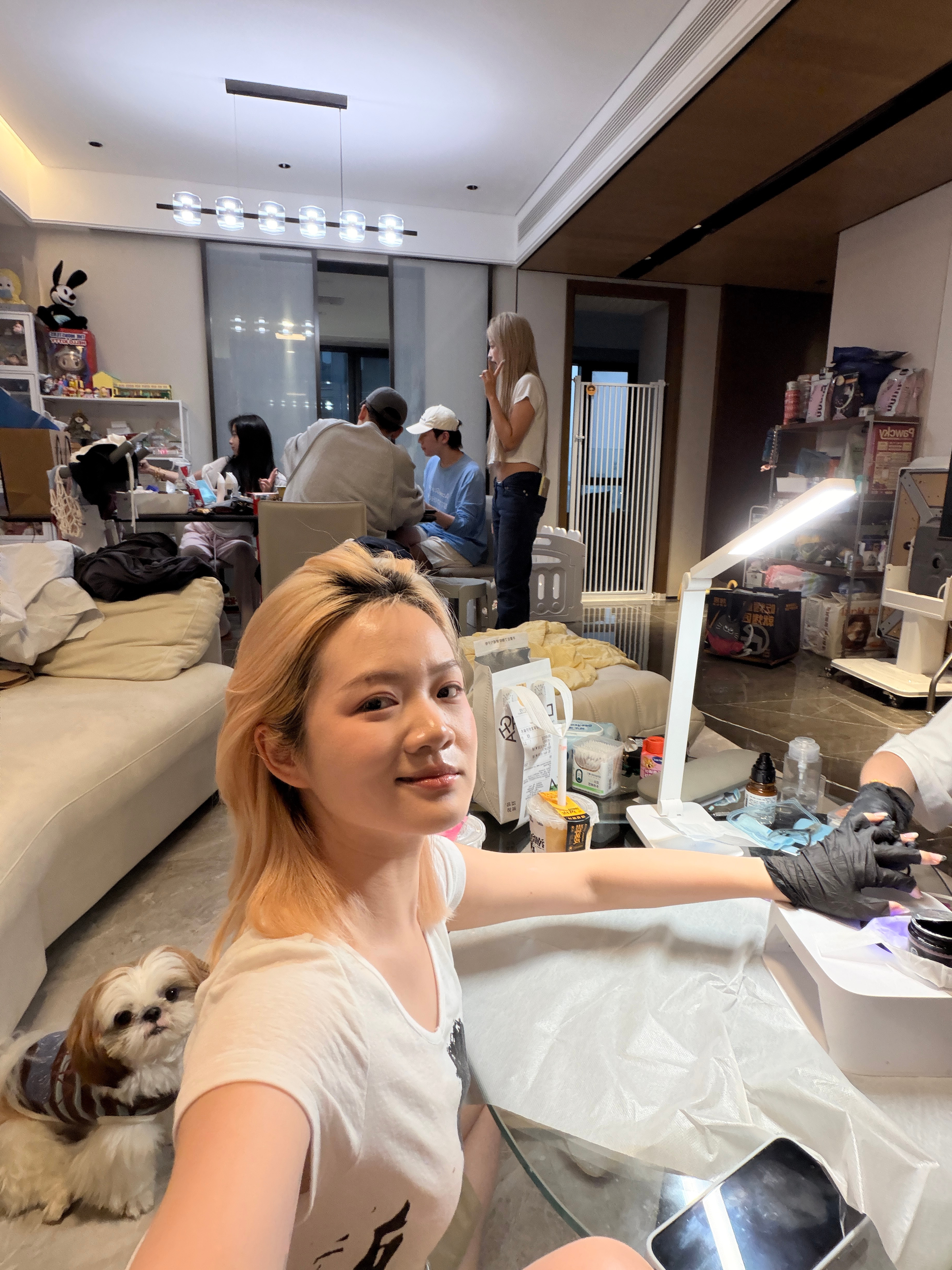 我在做美甲，他们自己热饭热菜已经美美的吃起来了 得亏我不饿… 