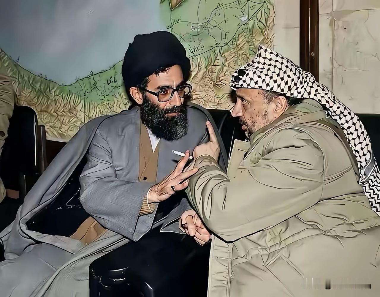 这是哈梅内伊与阿尔法特在伊朗德黑兰会晤时的一张留影，时间是1979年。
彼时，伊