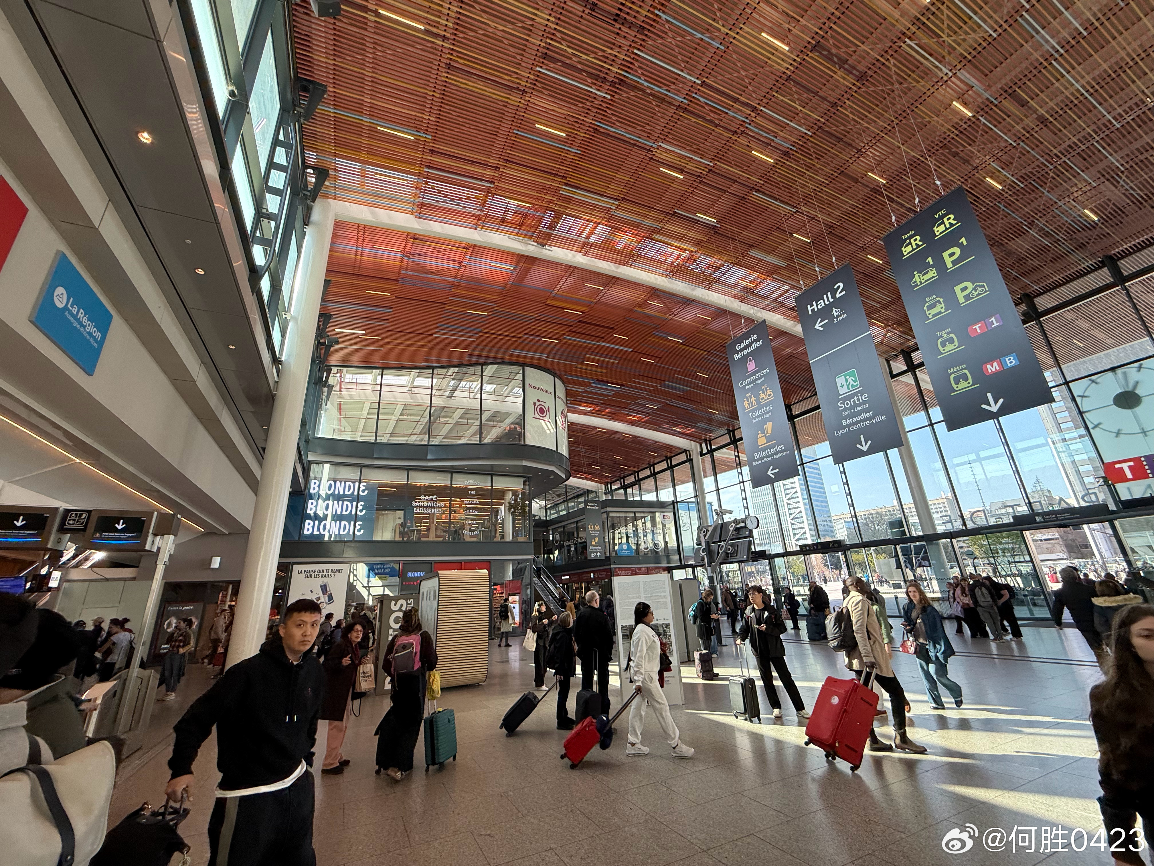 里昂这车站明显更新，更现代化，也不那么漏风了，南法的阳光更明媚，更适合Cityw