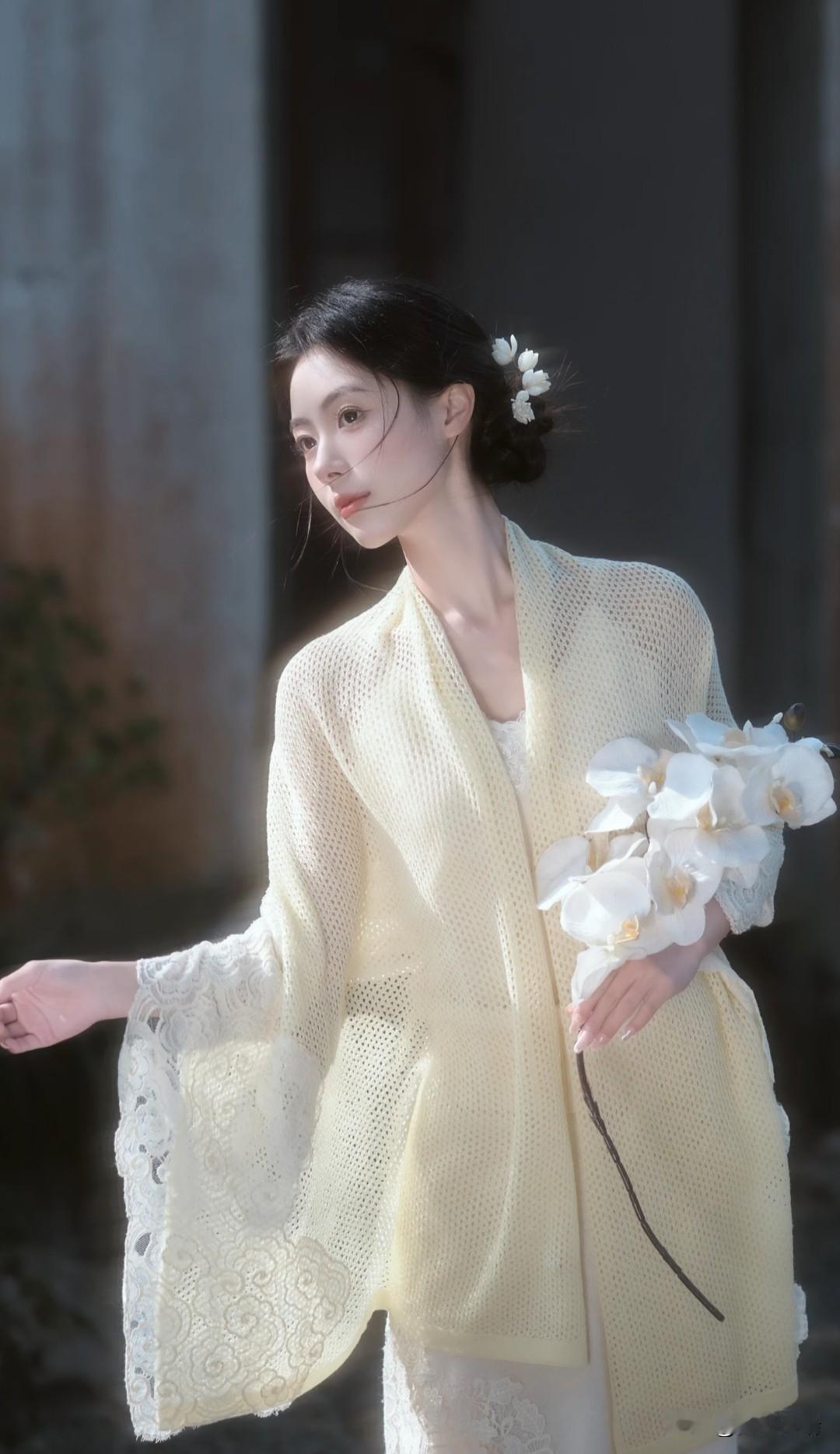 温柔时光，轻纱飘逸，花束相伴，唯美如画。