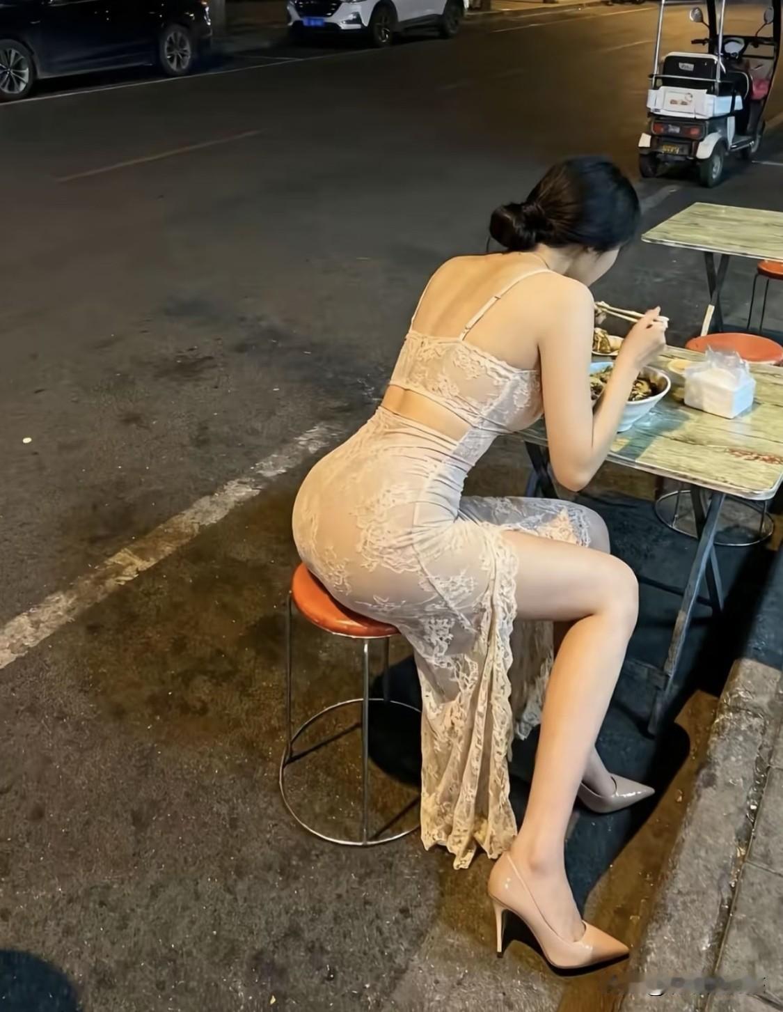 这种穿着打扮的女人，不富则贵。怎么也会到路边吃地摊货？