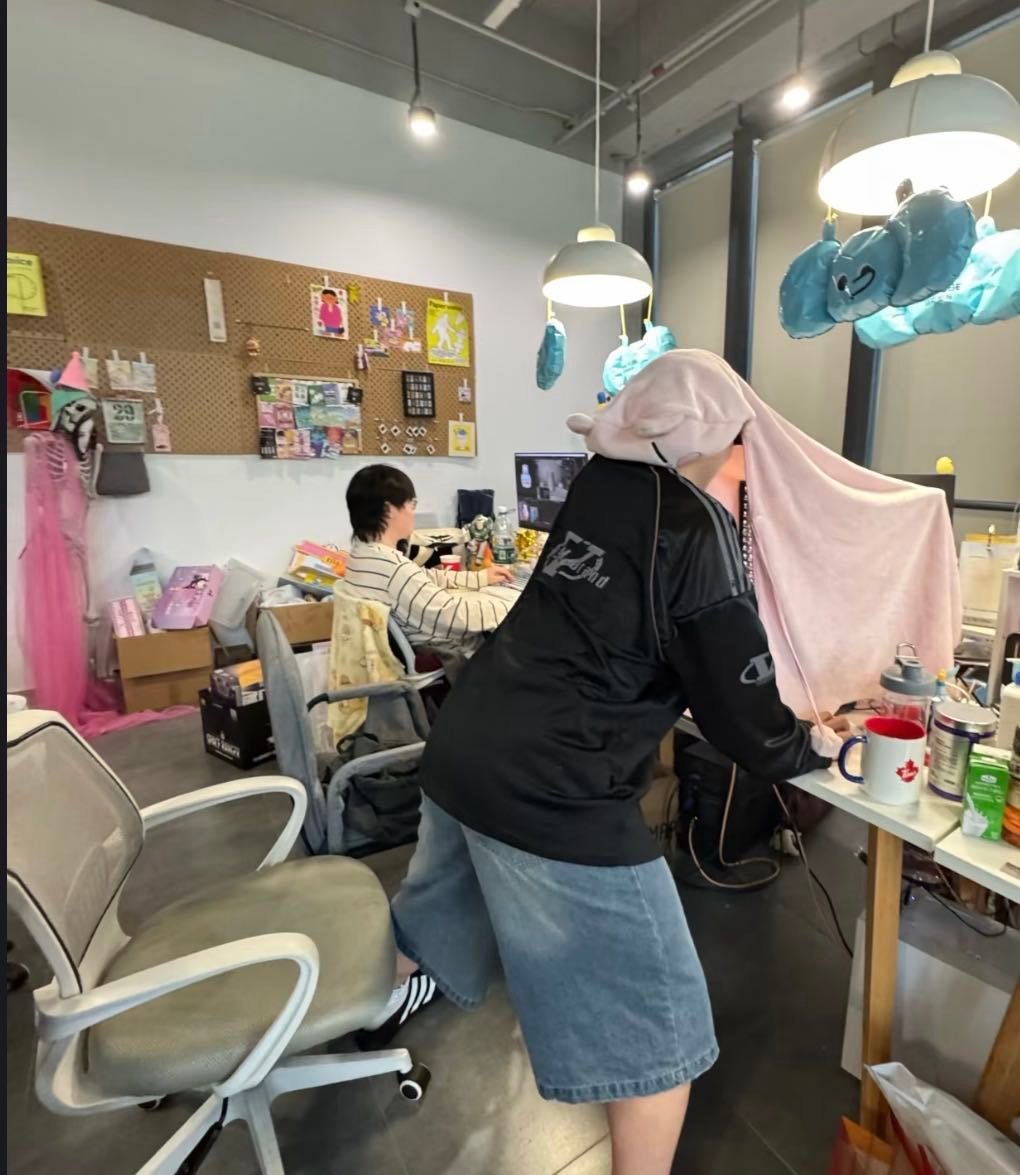 职场人的隐私性很重要防窥防的是公共场合的隐私安全彩票站停留时翻看会议纪要，旁边研