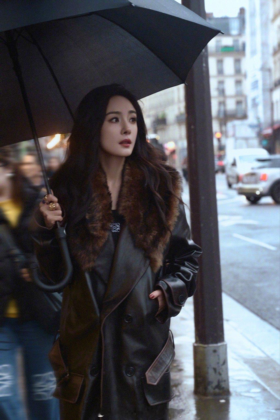 杨幂今日的巴黎随拍，黑色皮夹克搭配银色高跟鞋，日常实穿又适合职场通勤，演绎都市丽