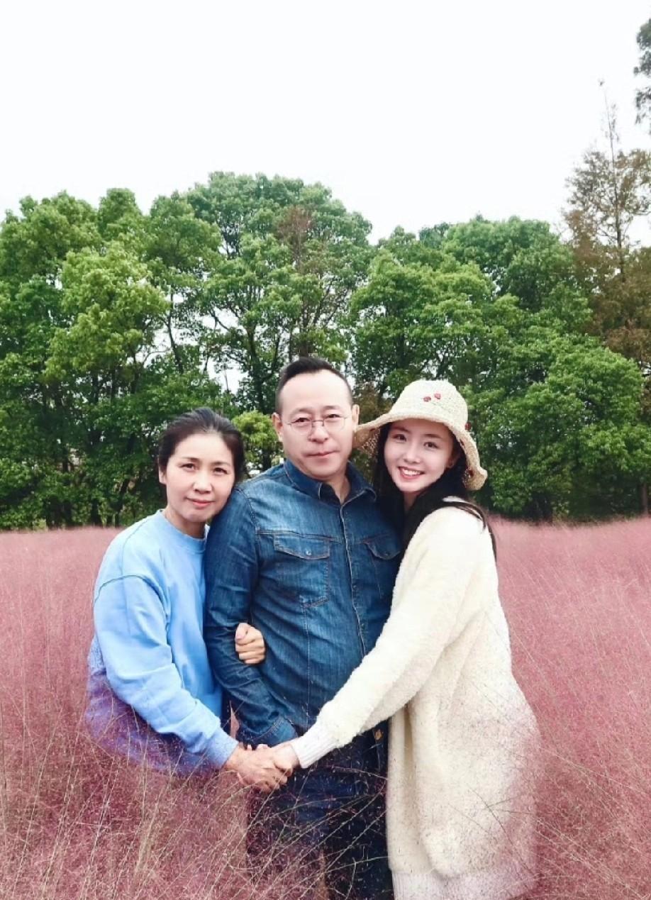 出名后的霍尊，曾甩出过一句话：陈露的父母和他根本不在一个档次。
这话听着刺耳，但