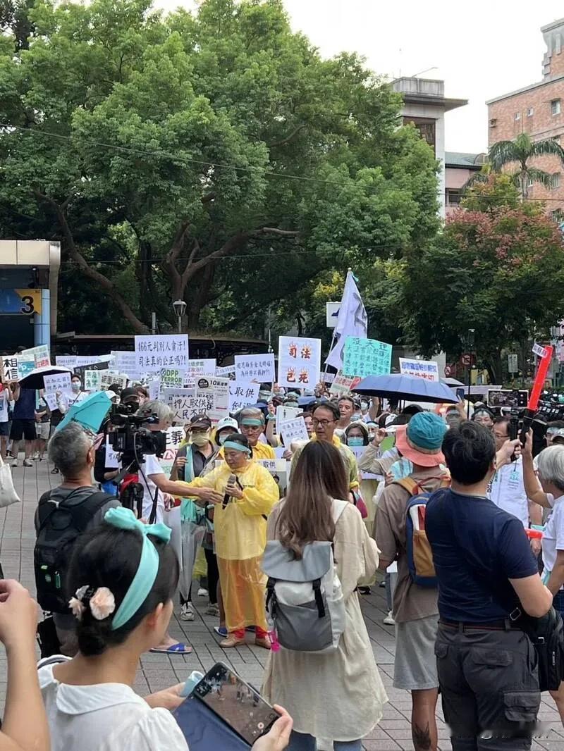 被羁押满月，这些人站出来挺柯
10月10日，是柯文哲被羁押1个月，约有170名柯