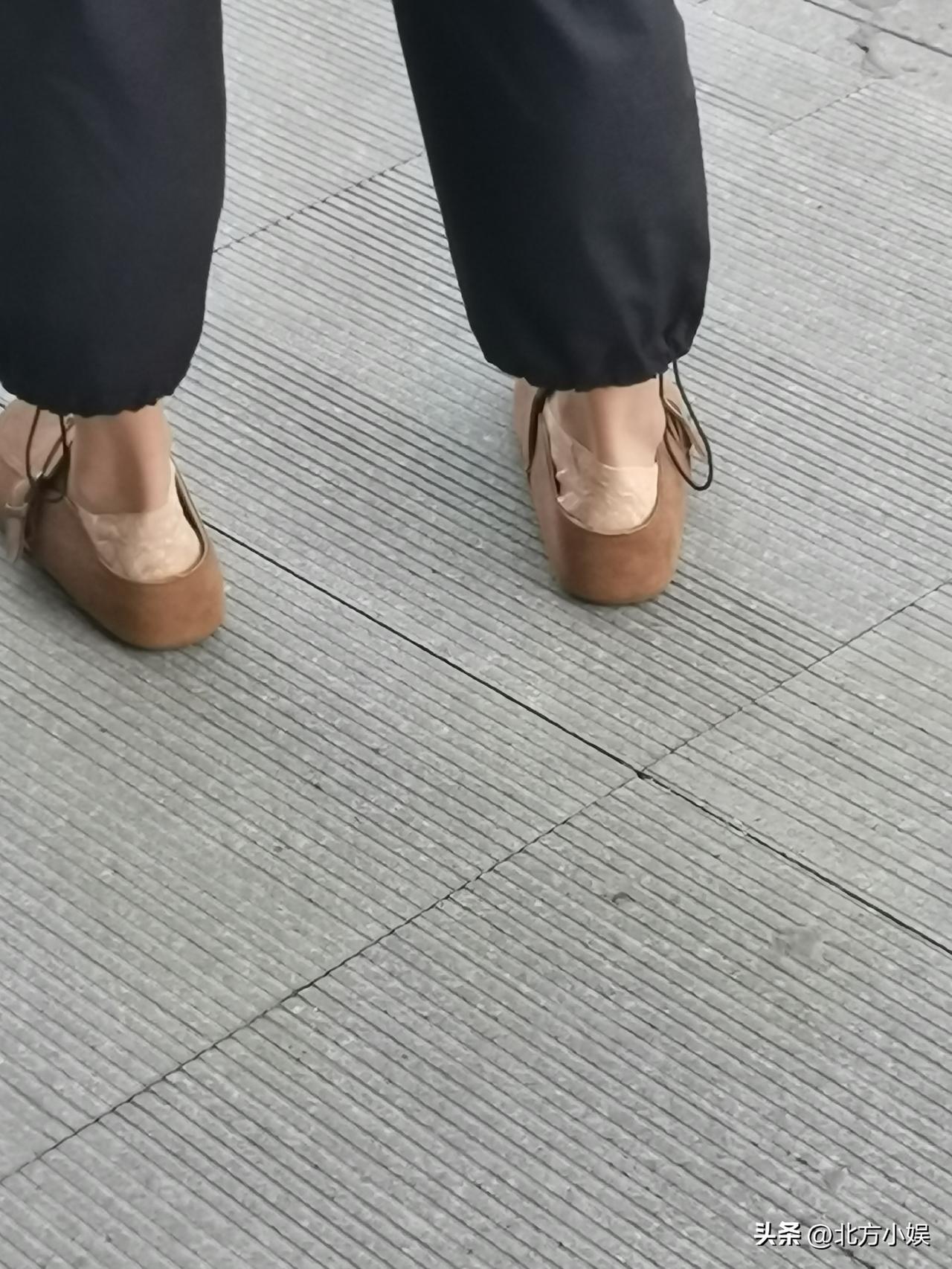 怎么觉得这种袜子很恶心呢！
这种袜子叫袜托吧？
这种袜子我是穿不惯，穿着不舒服，