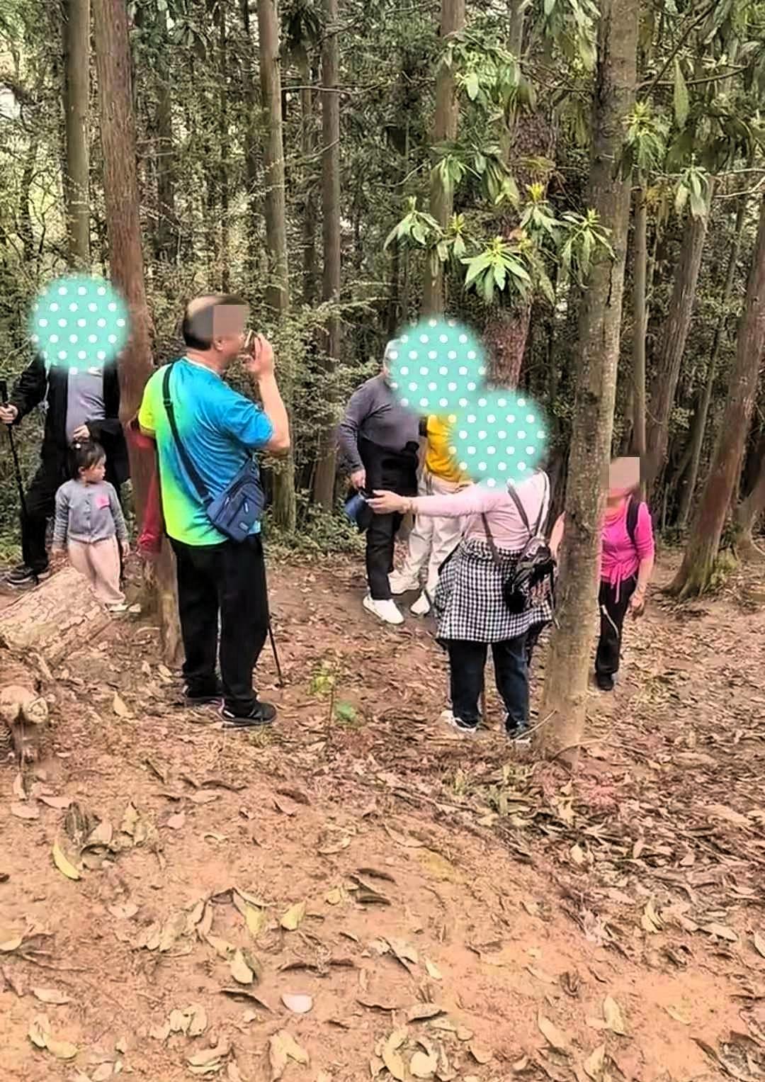 几名老人徒步去爬南昌老四坡，爬到半山腰时，一位老人体力不支，无法继续前行，也难以