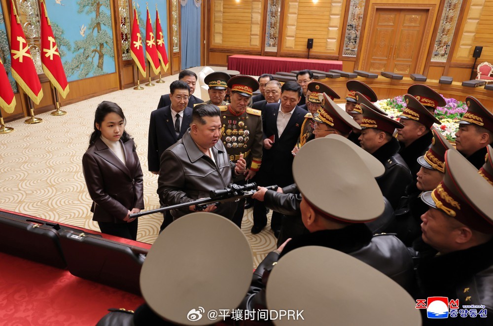 金正恩同志２月２７日在党中央委员会本部会见一些主要领导干部和军事指挥员，并亲自给