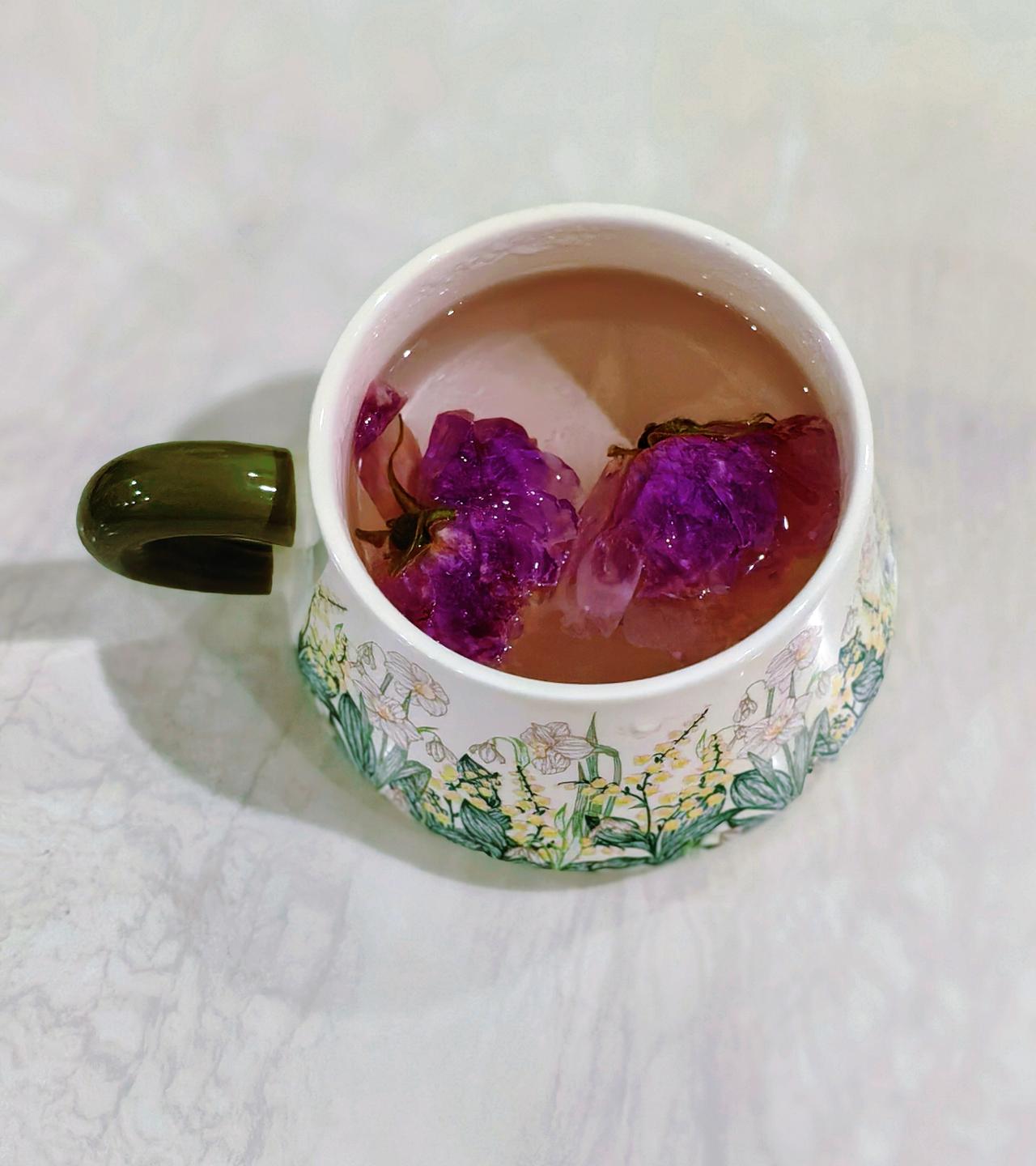 一杯花茶，半刻闲，

轻泡两朵，慢享一刻，

​一口花香，半分甜意。