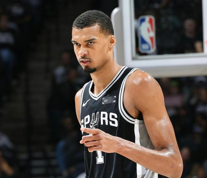 NBA西部决赛，马刺对阵雷霆比赛中，出现了奇葩一幕。今天雷霆主帅应该后悔派上此人