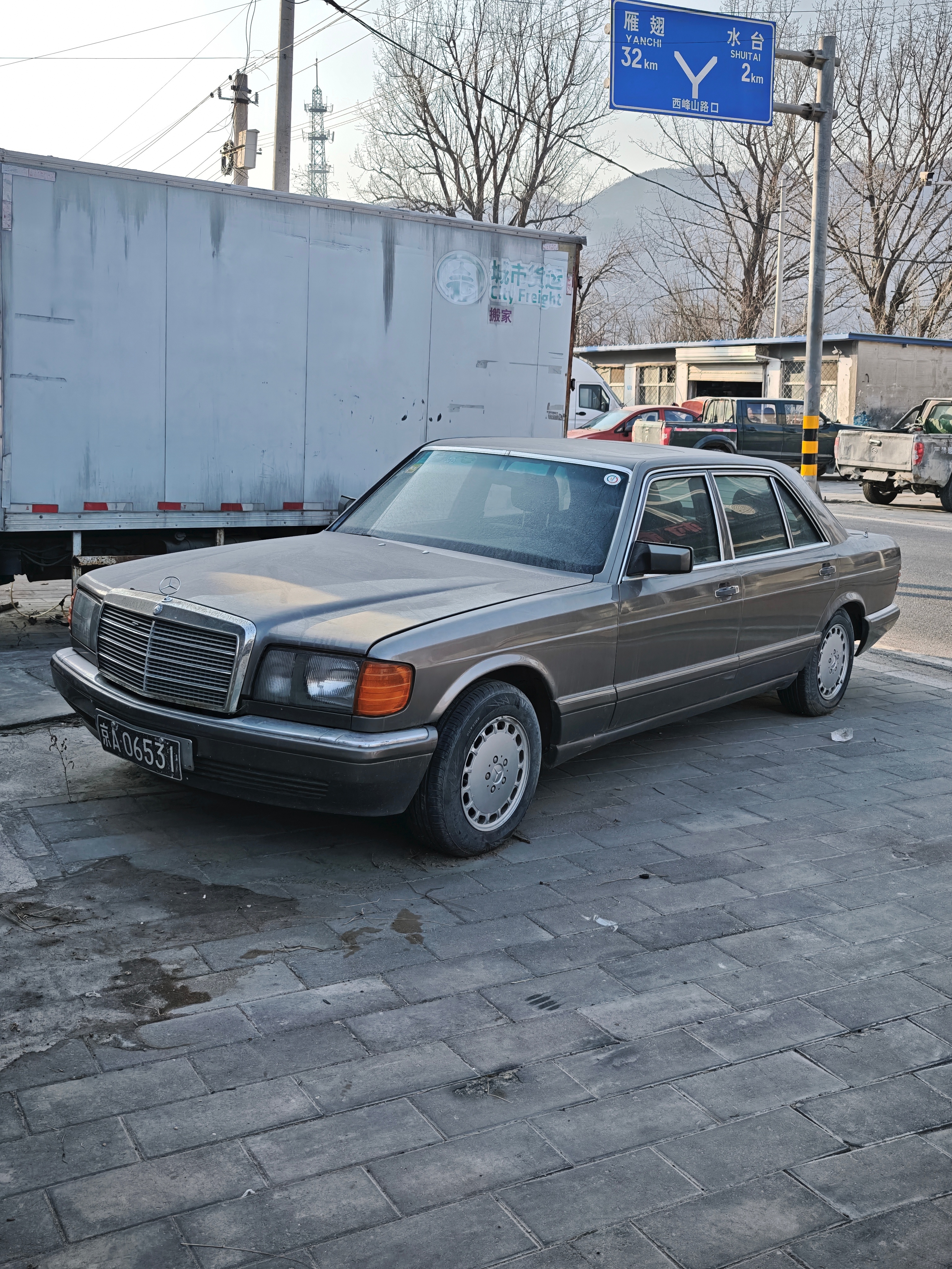 路边看到一台W126 S级尽管车况不太好，内饰也破旧不堪了，但车身形态与生俱来的