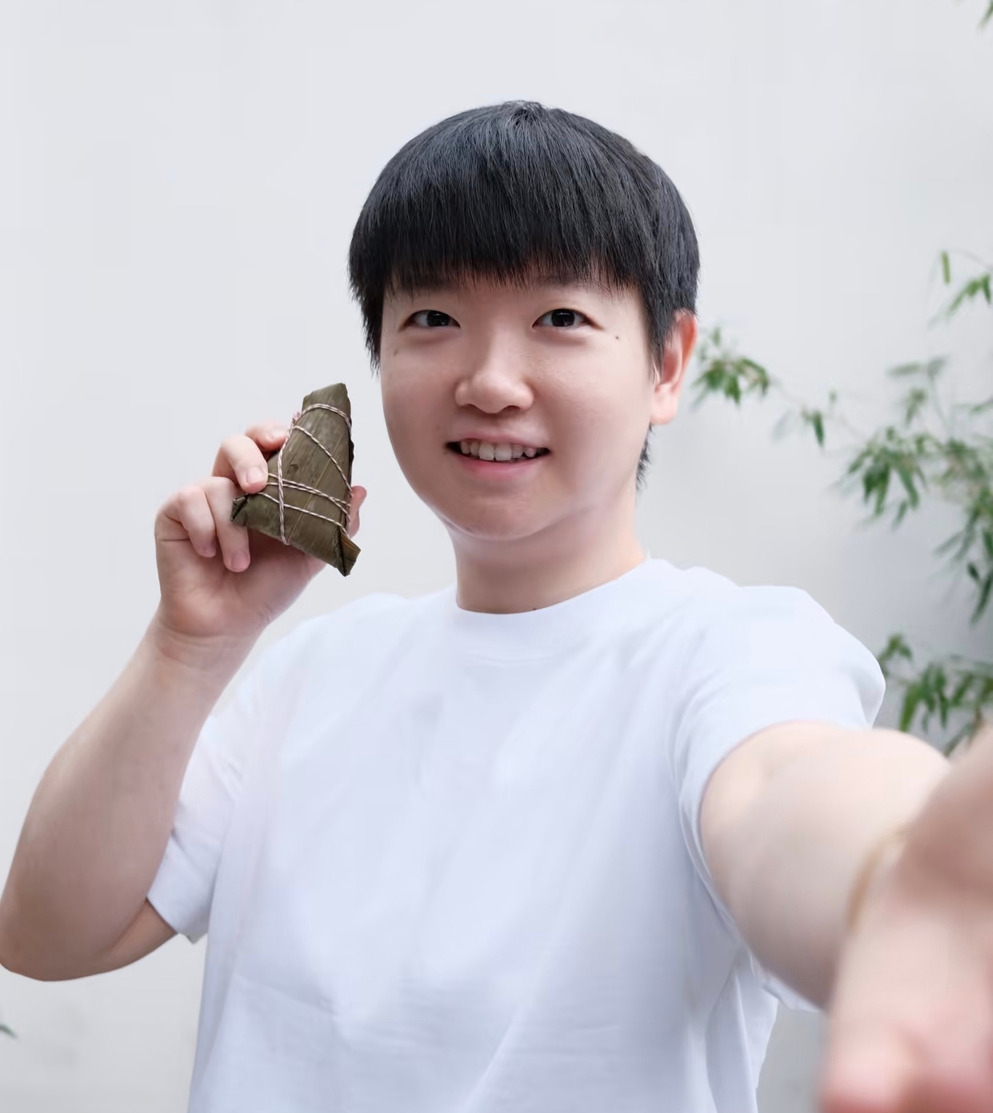 被孙颖莎可爱到了，哈哈哈。孙颖莎太棒了，继续加油啊!孙颖莎反复看了好几遍获奖证书