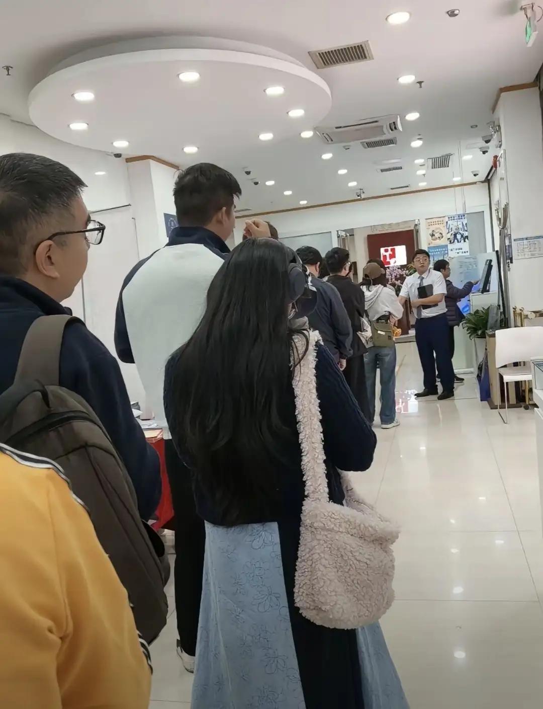 银行突然“限金”：你的积存金，正从理财小甜甜变成监管牛夫人？



1️⃣ 一觉