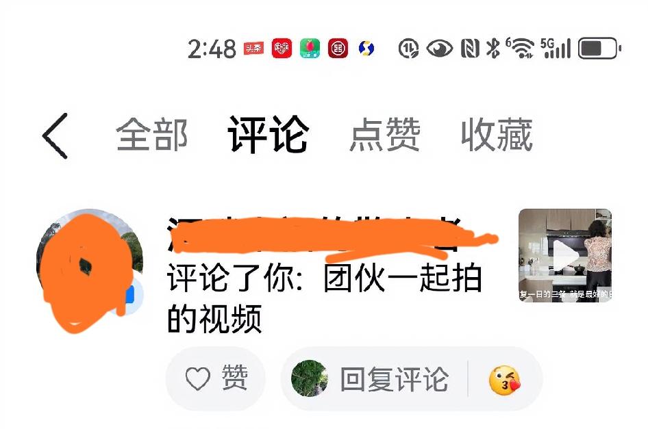 锻炼回家，一边吃香蕉一边翻评论区。

看见一条，说我的视频是“团伙一起拍摄的”。