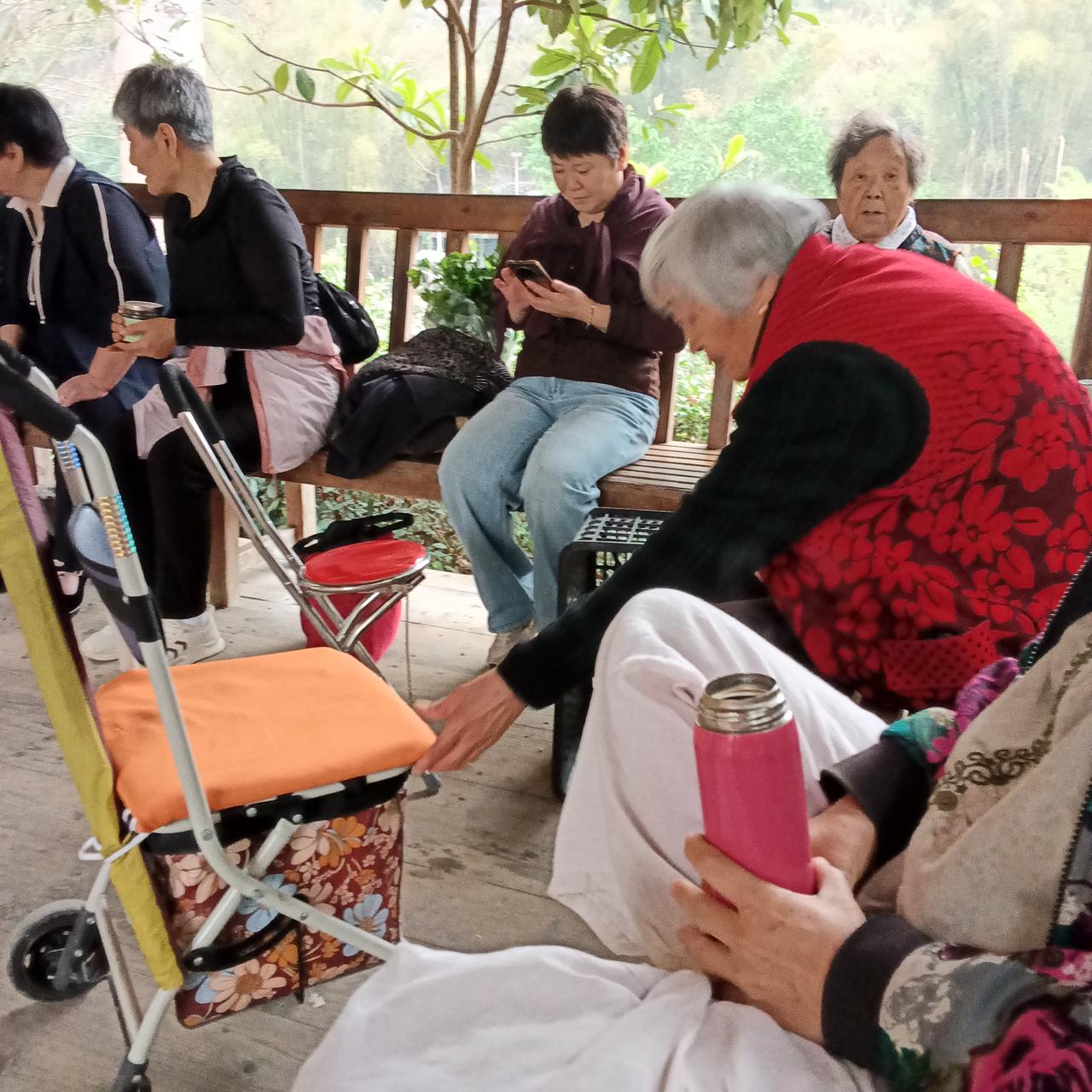 人生八十很年轻
一百二十不是梦

今天来到百魔洞售票口休闲区，本欲读会儿书，但是