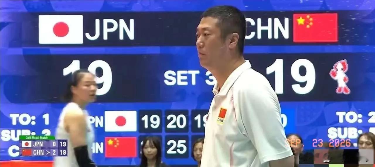 日本女排没想到，中国女排主教练赵勇在第三局2：10落后的暂停调整后，做了三个意想