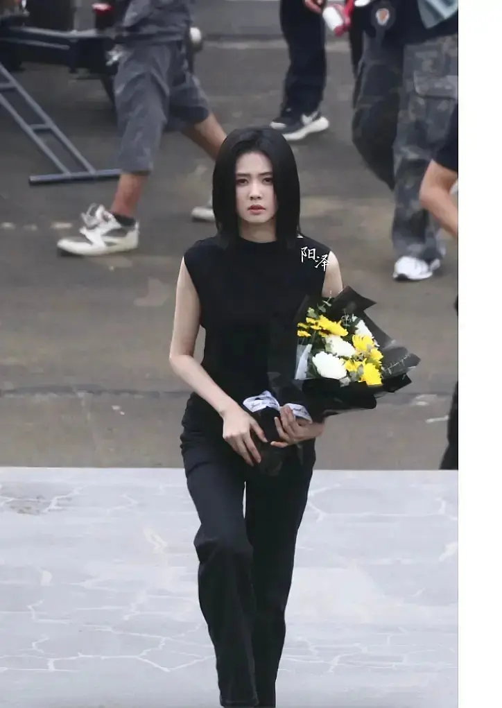 白鹿给自己戴个头盔啥意思 