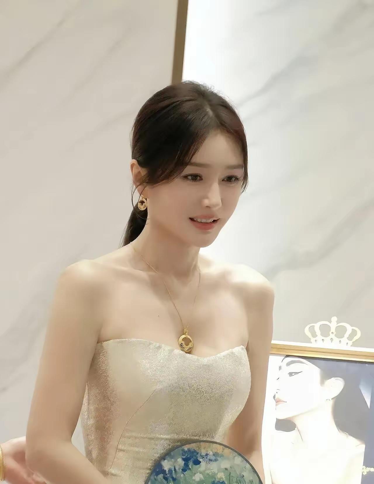 优雅气质，闪耀的金色礼服，完美妆容，女神范儿十足！