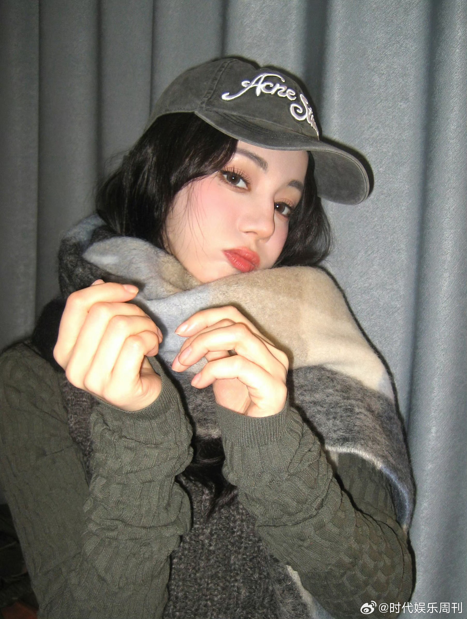 迪丽热巴黑丝走机场热巴风波后首露面，穿黑丝走机场，啊啊啊迪丽热巴风波后首露面