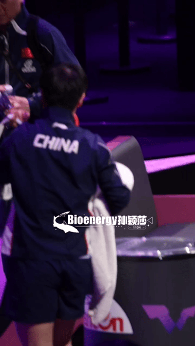 最好的德华，莎莎比赛结束，他第一时间去接过莎莎的包，到指定地点去等她。

莎莎3