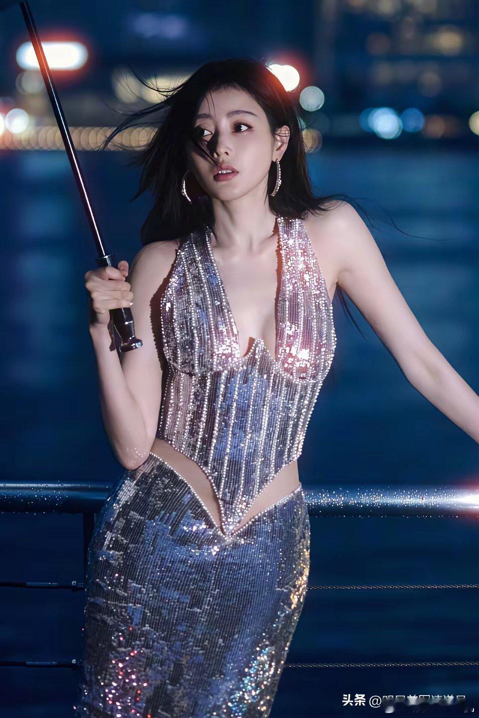 《张天爱这抹“夜光裙”：把“绝色疯批感”焊在身上了》亮片裙裹出的腰臀线，是夜色里