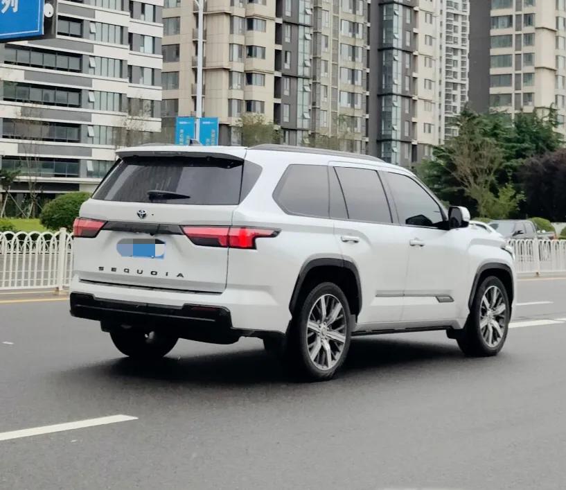 在国内马路上遇到一辆大号丰田，丰田红杉这一代改得真好，路面上的出镜率比上一代高很