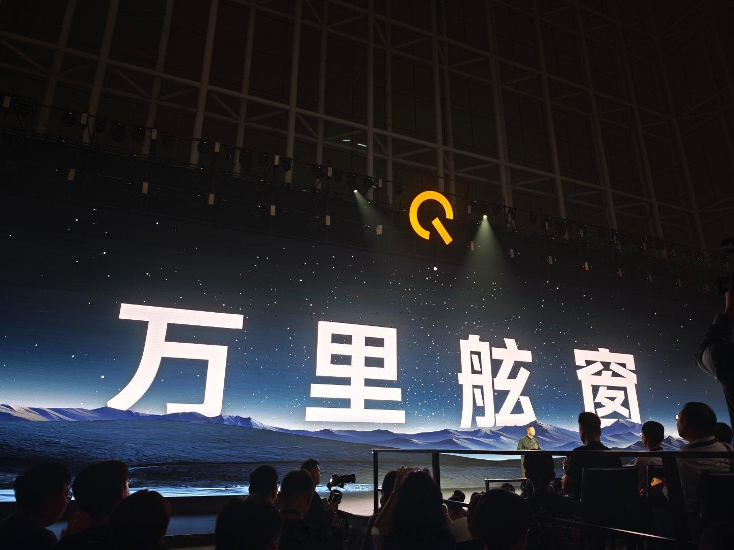 iQOO12的设计费用超千万，新的舷窗设计很🉑ps：与小米14比你们觉得谁更好