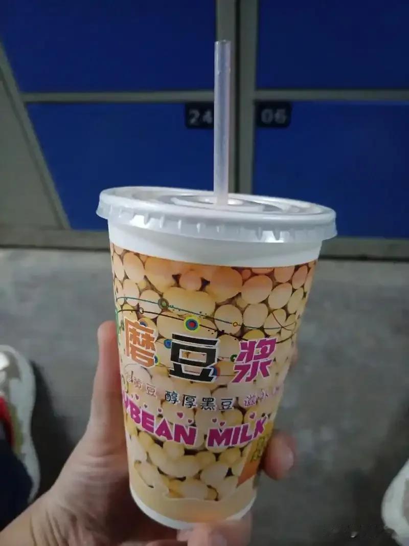 小区门口的早餐摊换了个新老板，是个二十出头的姑娘。第一天出摊就整了个新鲜事：豆浆
