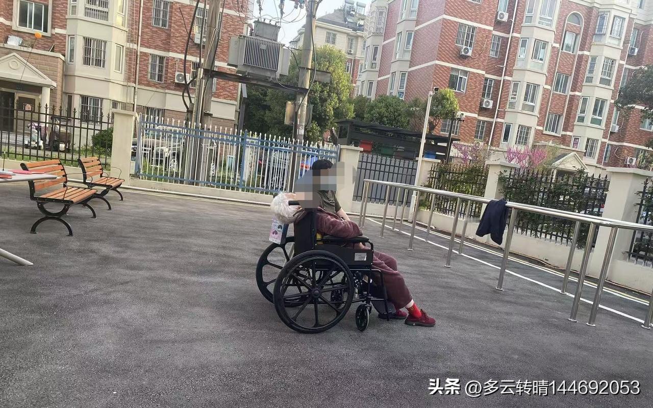 还有两个月母亲股骨颈骨折就满一年了，它被称为“人生最后一次骨折”。
母亲现在每天