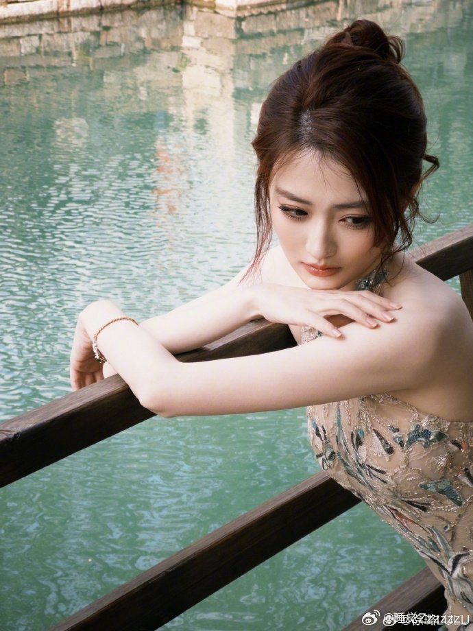 徐璐江南烟雨氛围感徐璐画中走出来的美人烟雨江南遇上徐璐，温柔与清冷相融，每一帧画
