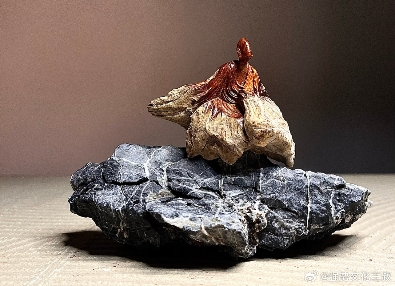 有一种人，平时不爱说话，给人一种笨笨的感觉，但相处起来你就会发现，他其实很聪明，