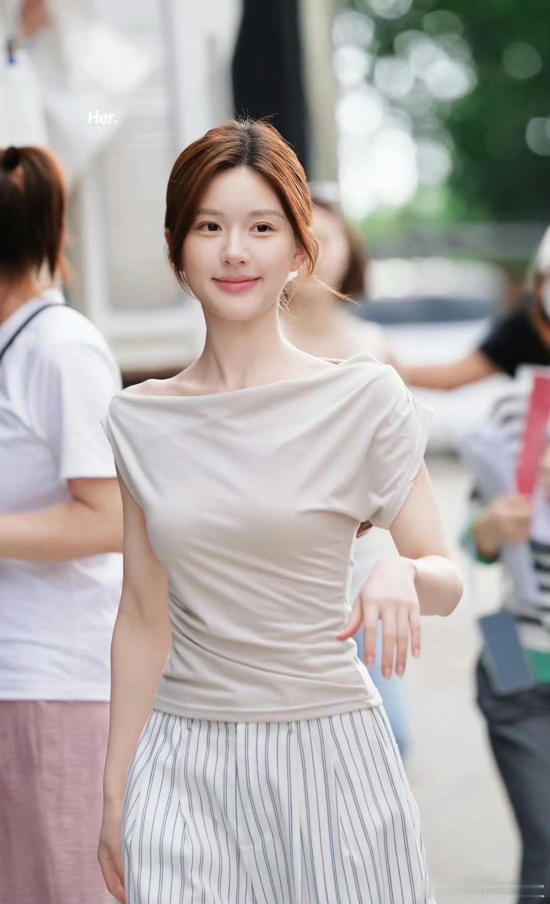 《许我耀眼》女主一天不停换衣服，已经9套了 感觉像是在看时尚周，女主的衣帽间得有