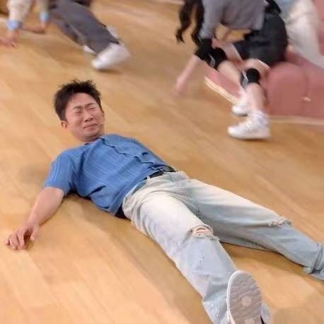 事实证明只要心中有梗，再陡的斜坡也挡不住迪哥搞笑啊哈哈哈！脚步虽然疯狂打滑，但综